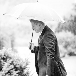 Ehemann mit Regenschirm