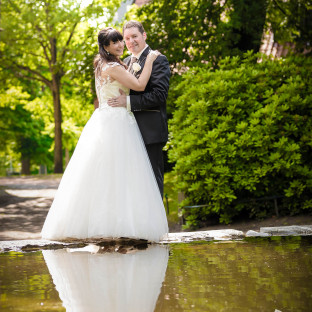 Hochzeitspaar spiegelt sich im Wasser