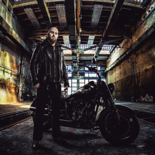Mann mit Harley-Davidson