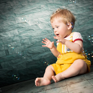 Babyfoto Junge mit Seifenblasen / Aufnahmeort: Fotostudio