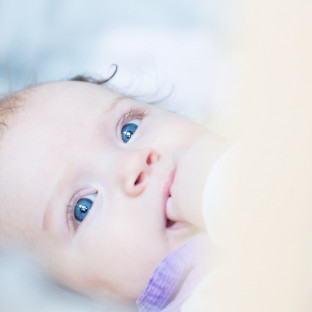 Babyfoto mit blauen Augen