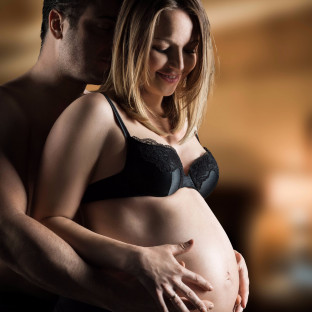 Paar mit Babybauch, Schwangerschaftsfotografie Hamburg