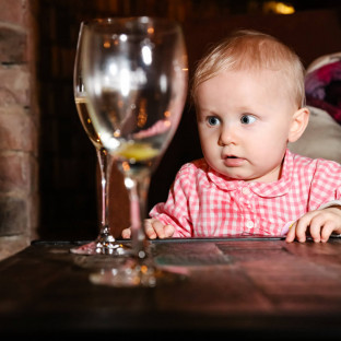 Baby mit Weinglas