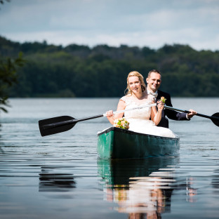 Hochzeitsfoto im Ruderboot/Paddelboot