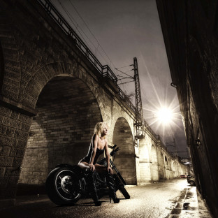 Teilaktfoto von Blondine auf Harley Davidson