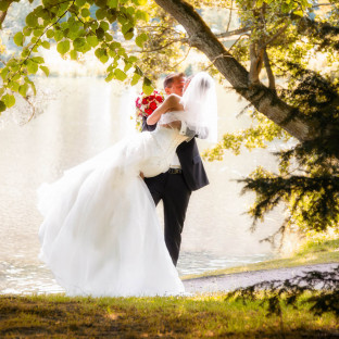 Brautpaar am See mit Hochzeitsfotograf