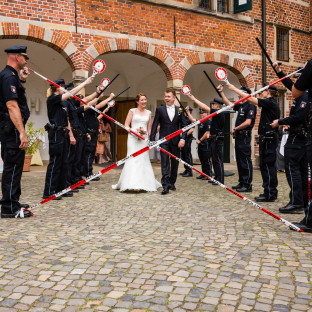 Hochzeitspaar kommt aus dem Schloss Reinbek