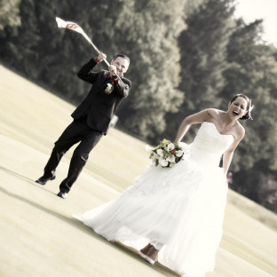 Braut wird von Bräutigam auf dem Golfplatz Tangstedt gejagdt