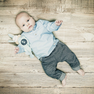 Baby auf Holzboden, Holzparkett - Fotostudio Pinneberg