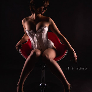 Erotisches Studiofoto auf Sessel